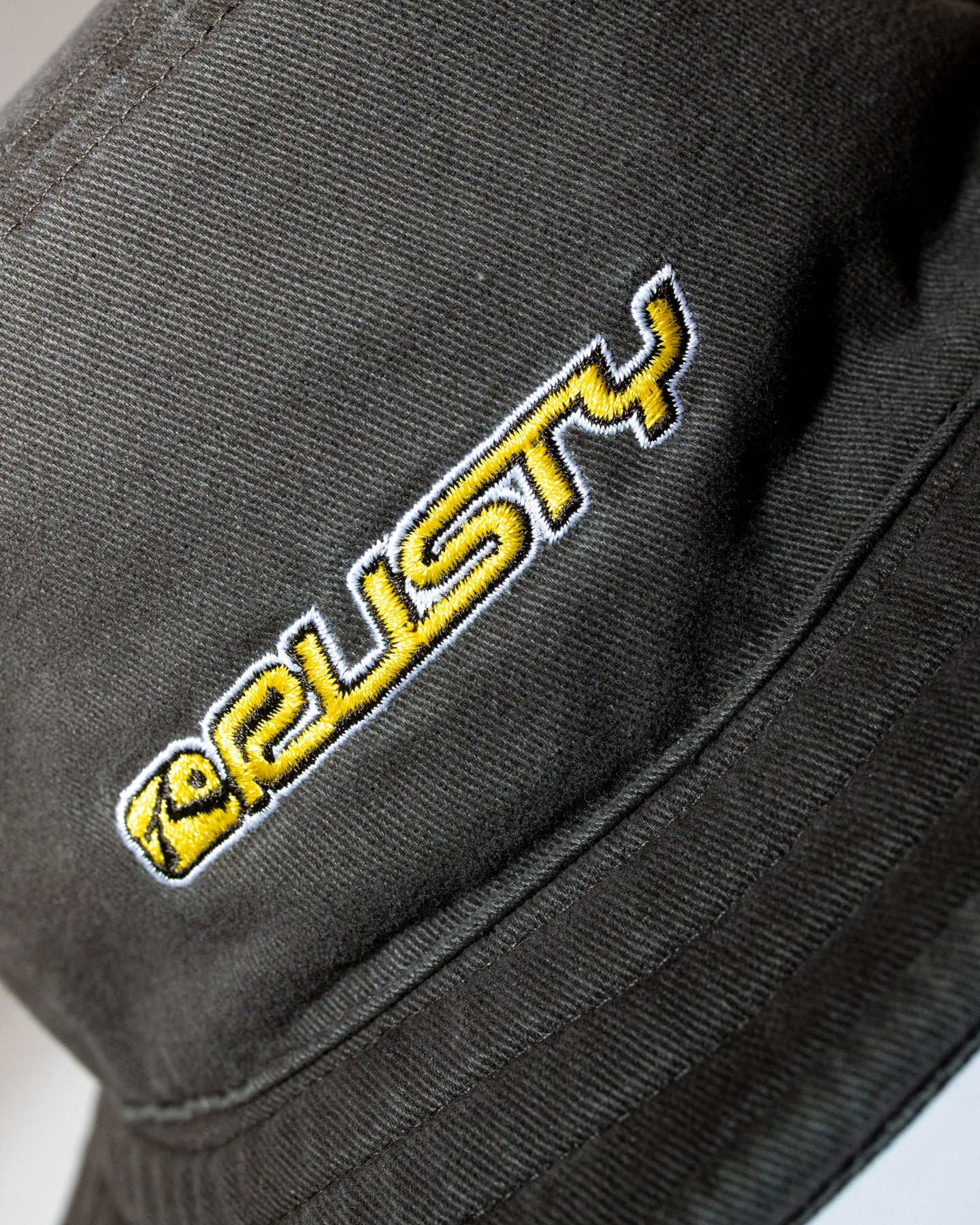 RUSTY REVERB REVERSIBLE BUCKET HAT