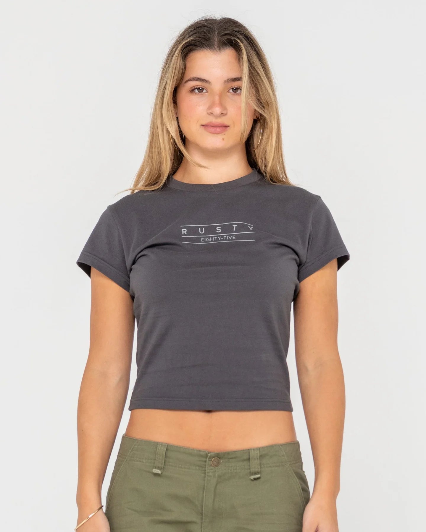 RUSTY ESSENTIALS SKIMMER BABY TEE CARBON