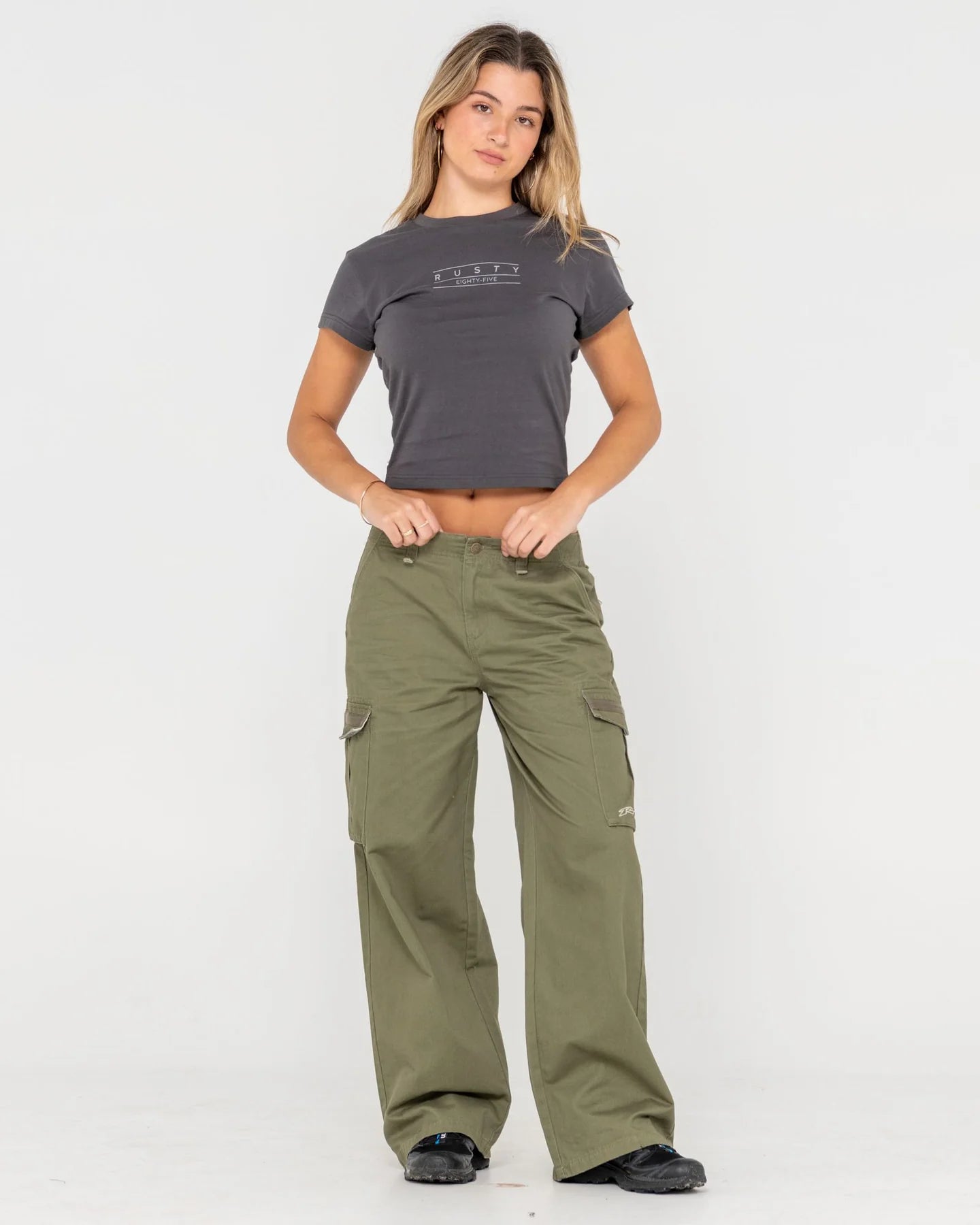RUSTY ESSENTIALS SKIMMER BABY TEE CARBON