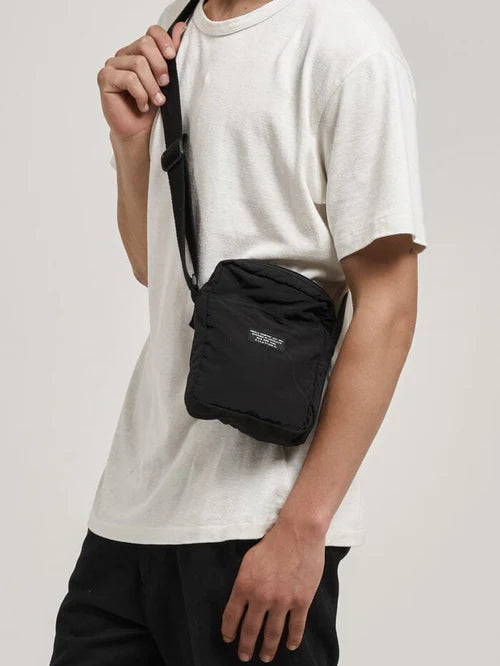 MINIMAL THRILLS SHOULDER POUCH