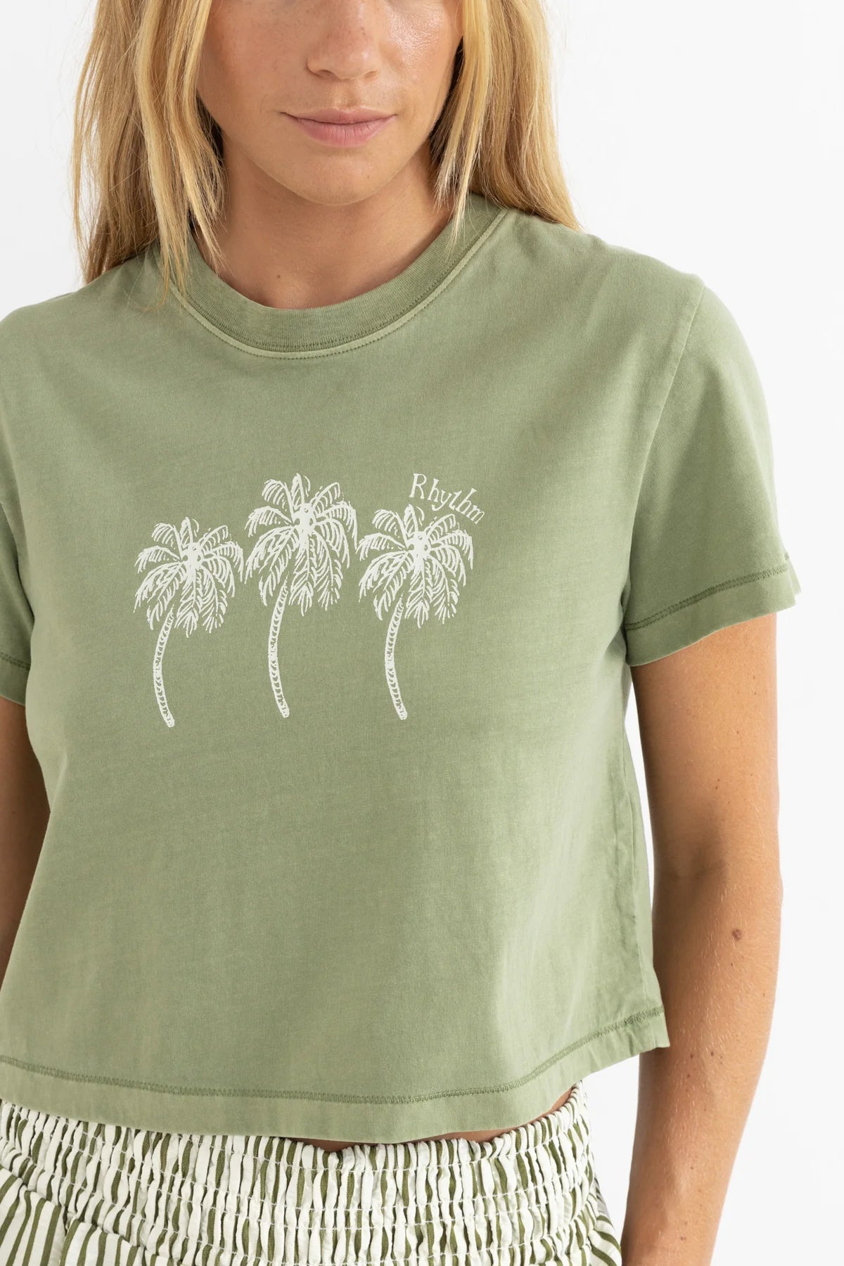 RHYTHM PALMS CROP CREW TEE – SLIM FIT CROPPED SHORT SLEEVE GRAPHIC TEE – PALM