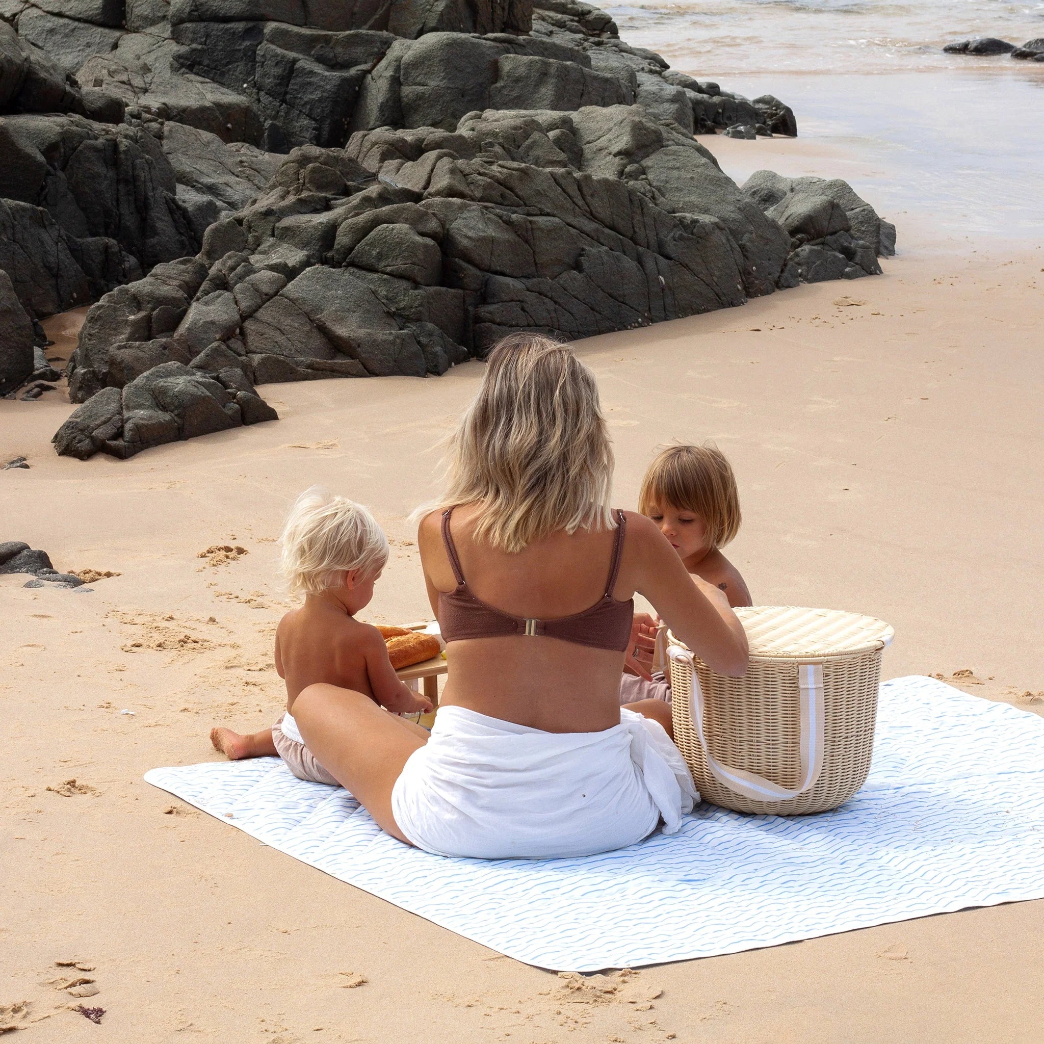 SUNNYLIFE BEACH AND PICNIC BLANKET