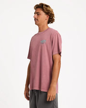 BILLABONG MENS HERITAGE ARCH WAVE WASH PREMIUM T-SHIRT – RED DAHLIA