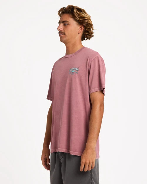 BILLABONG MENS HERITAGE ARCH WAVE WASH PREMIUM T-SHIRT – RED DAHLIA
