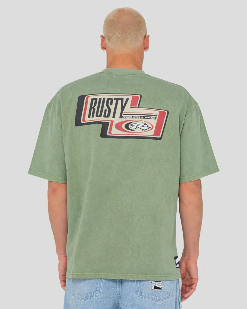 RUSTY SLEDS N THREADS GRAPHIC TEE - OIL GREEN