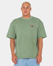 RUSTY SLEDS N THREADS GRAPHIC TEE - OIL GREEN