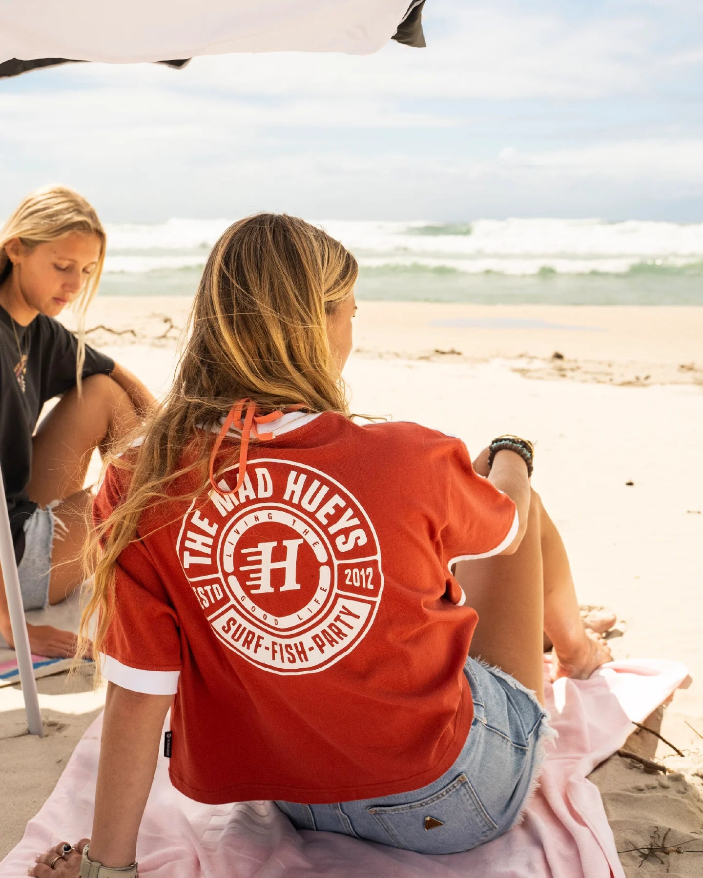 MAD HUEYS LIVING HUEYS | WOMENS BOXY V NECK TEE - RED CLAY