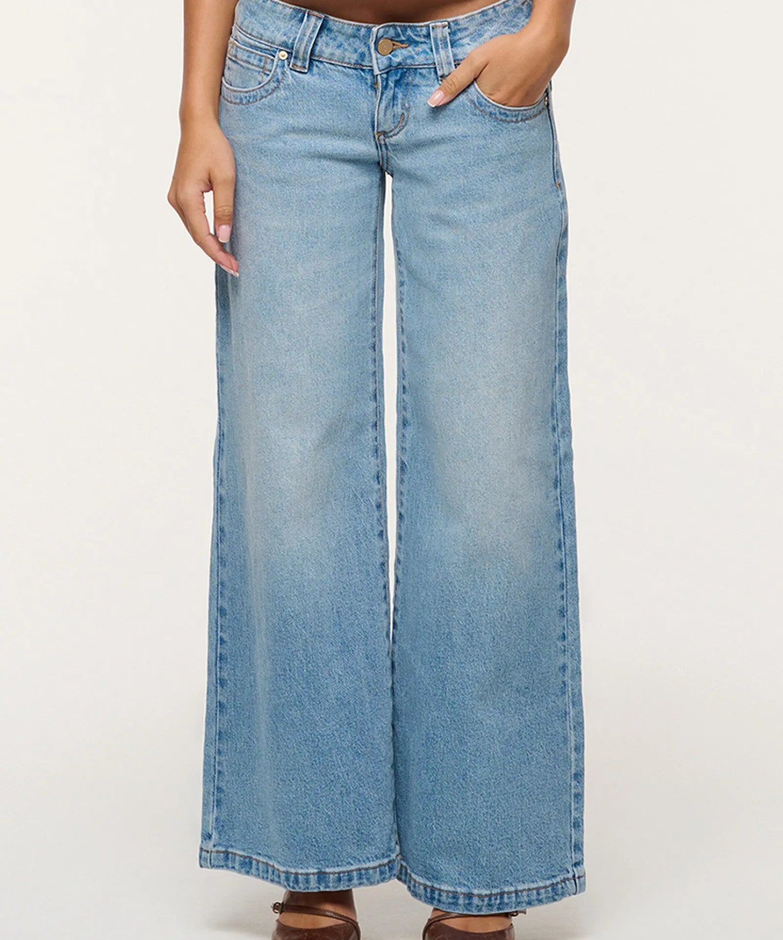 abrand-00-super-low-wide-petite-jeans-jody1.webp