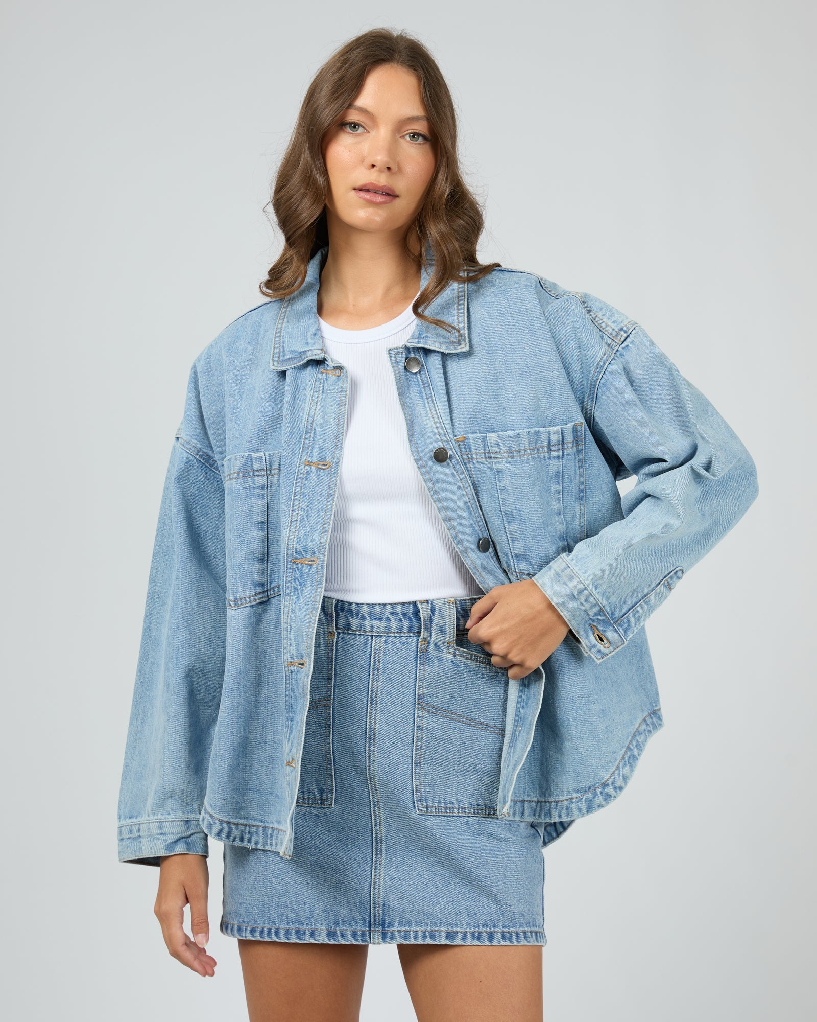 ALL ABOUT EVE DALE DENIM SHACKET WOMENS LONG DENIM SHIRT JACKET LIGHT BLUE