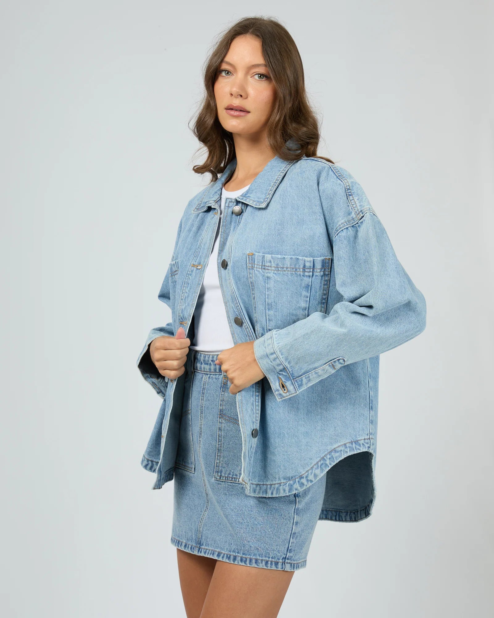ALL ABOUT EVE DALE DENIM SHACKET WOMENS LONG DENIM SHIRT JACKET LIGHT BLUE