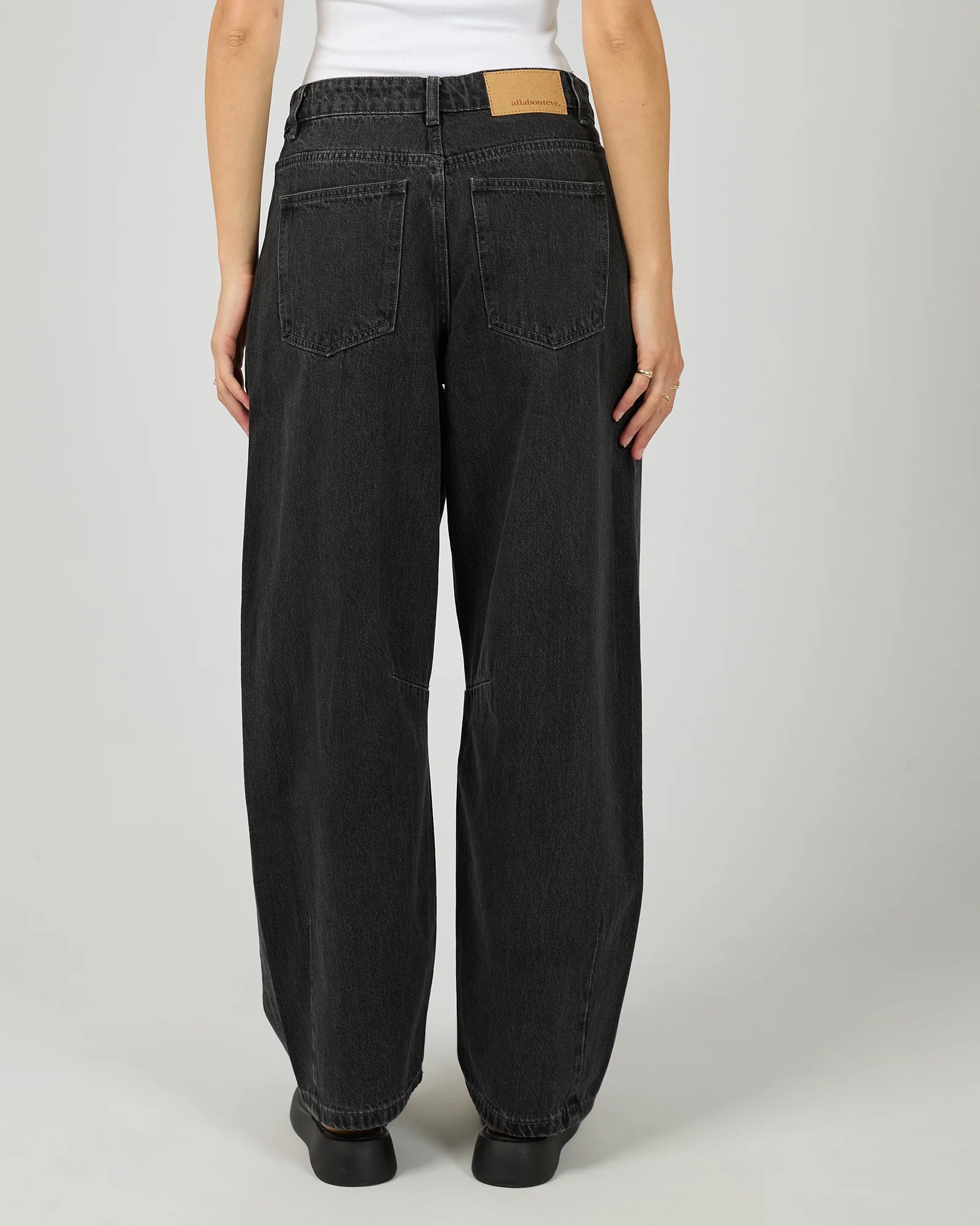 ALL ABOUT EVE HALLIE BARREL LEG JEAN WOMENS DENIM JEANS COAL