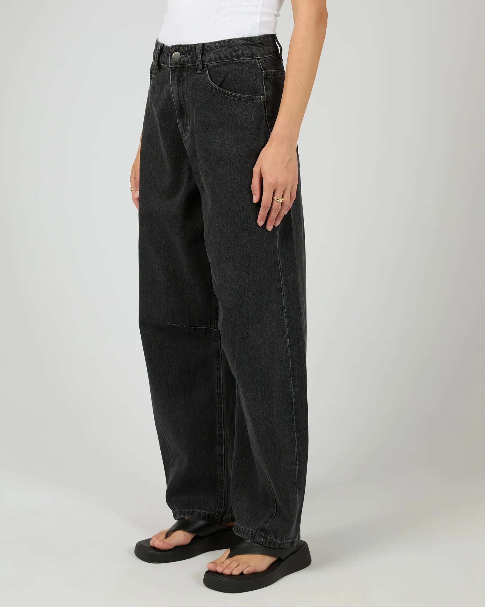 ALL ABOUT EVE HALLIE BARREL LEG JEAN WOMENS DENIM JEANS COAL