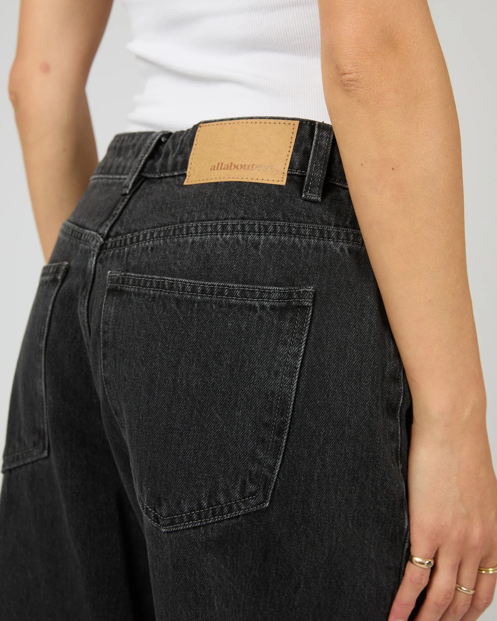 ALL ABOUT EVE HALLIE BARREL LEG JEAN WOMENS DENIM JEANS COAL