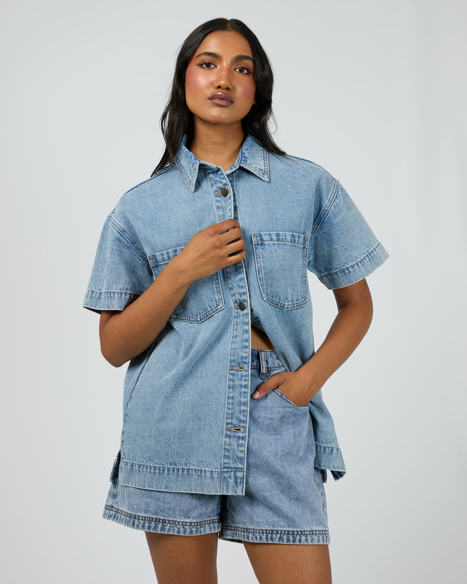 ALL ABOUT EVE SIMI DENIM SHIRT WOMENS SHORT SLEEVE BUTTON UP LIGHT BLUE
