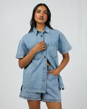 ALL ABOUT EVE SIMI DENIM SHIRT WOMENS SHORT SLEEVE BUTTON UP LIGHT BLUE