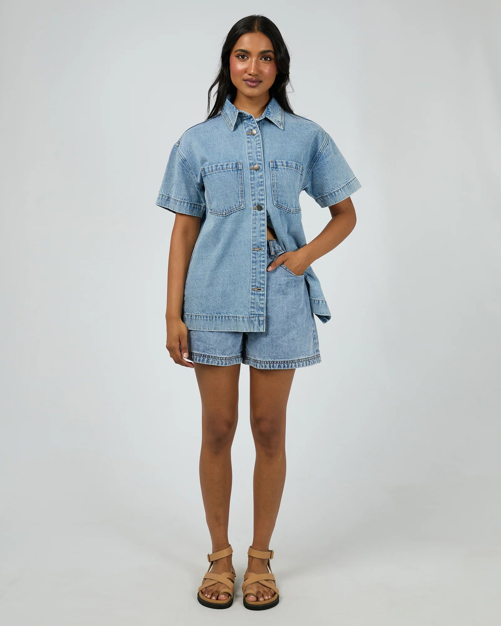ALL ABOUT EVE SIMI DENIM SHIRT WOMENS SHORT SLEEVE BUTTON UP LIGHT BLUE