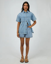 ALL ABOUT EVE SIMI DENIM SHIRT WOMENS SHORT SLEEVE BUTTON UP LIGHT BLUE
