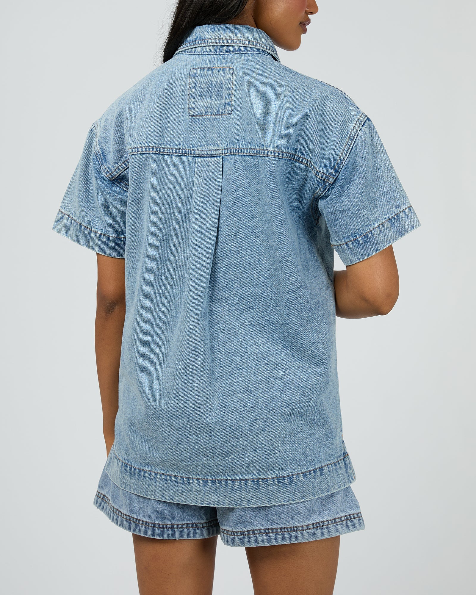 ALL ABOUT EVE SIMI DENIM SHIRT WOMENS SHORT SLEEVE BUTTON UP LIGHT BLUE