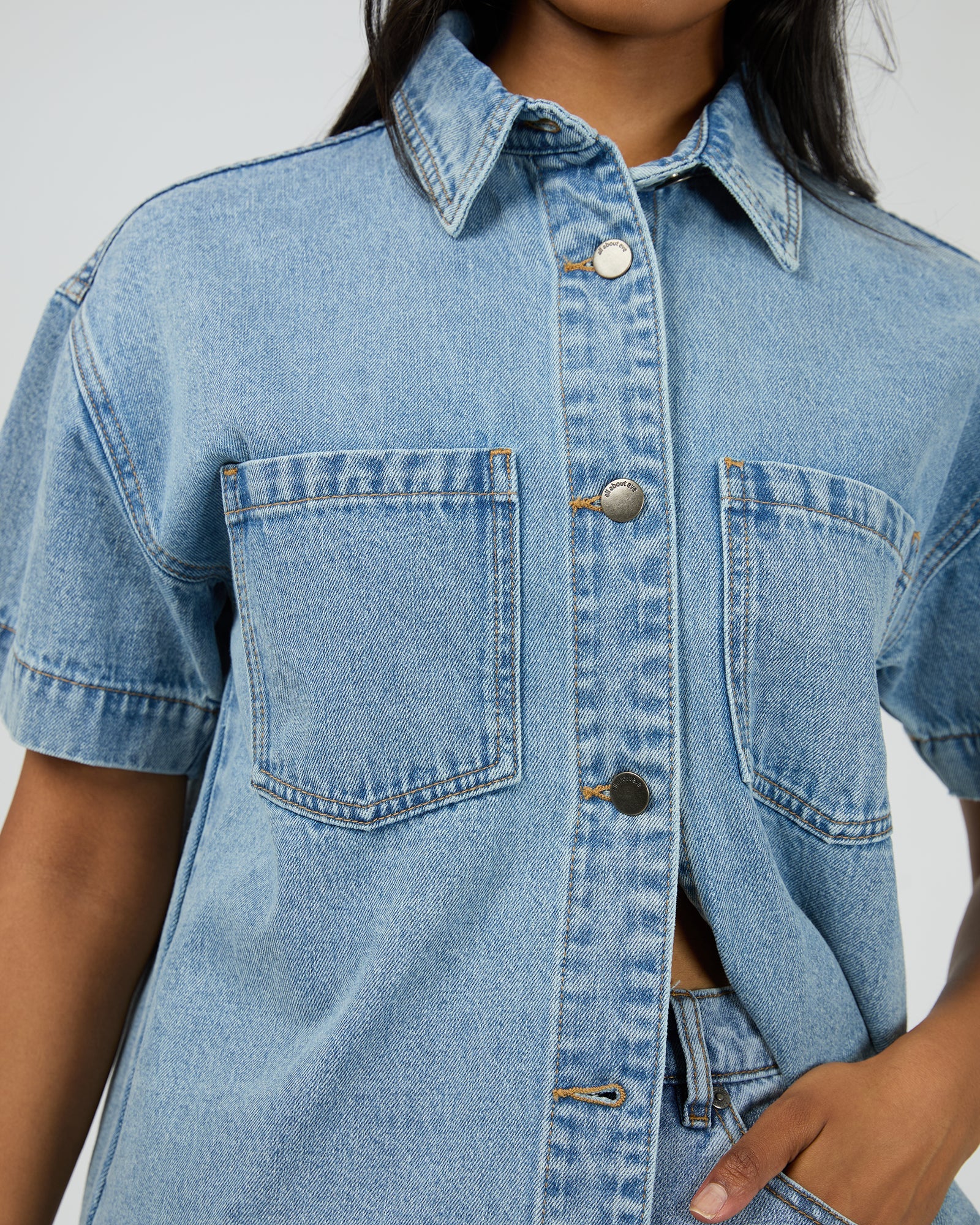 ALL ABOUT EVE SIMI DENIM SHIRT WOMENS SHORT SLEEVE BUTTON UP LIGHT BLUE