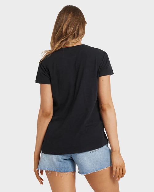 BILLABONG FORMULA T-SHIRT – WOMENS RELAXED EVERYDAY GRAPHIC TEE BLACK WHITE