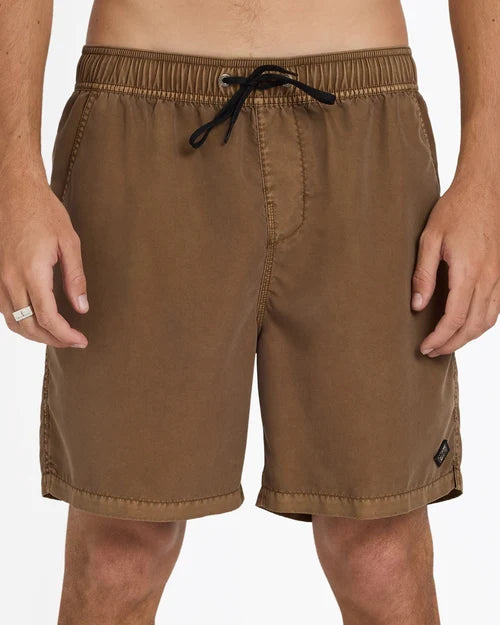 BILLABONG MENS ALL DAY OVERDYED LAYBACK 17" BOARDSHORTS – COFFEE BEAN