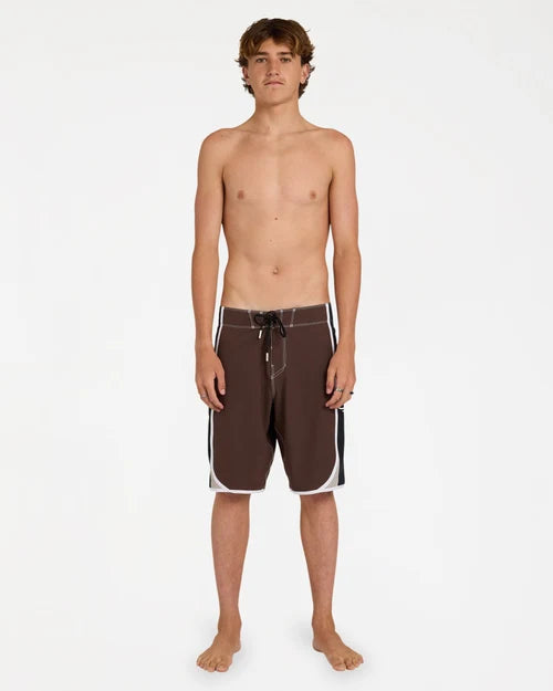BILLABONG MENS SPEC DBAH BIO WAVE PRO 21" BOARDSHORTS – DARK BROWN