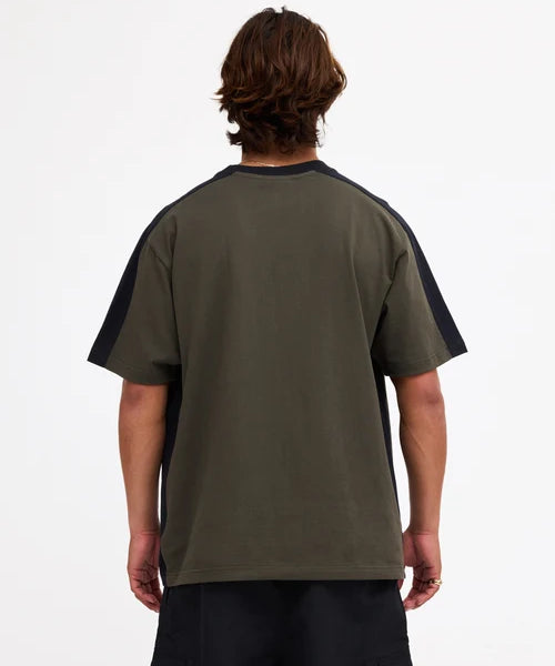 billabong-mens-spec-iconic-t-shirt-forest1.webp
