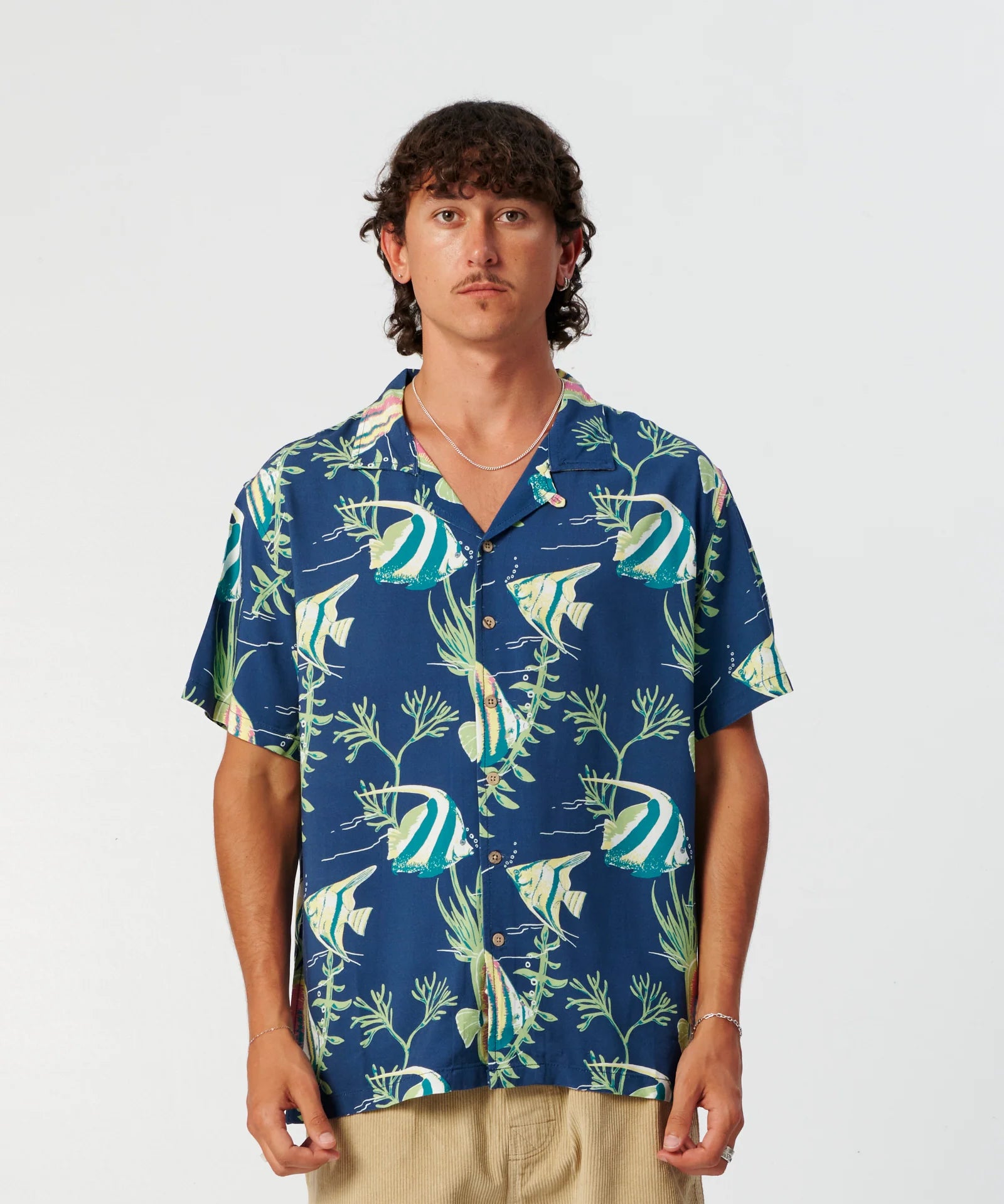 critical-slide-gilligans-resort-shirt-blue.webp