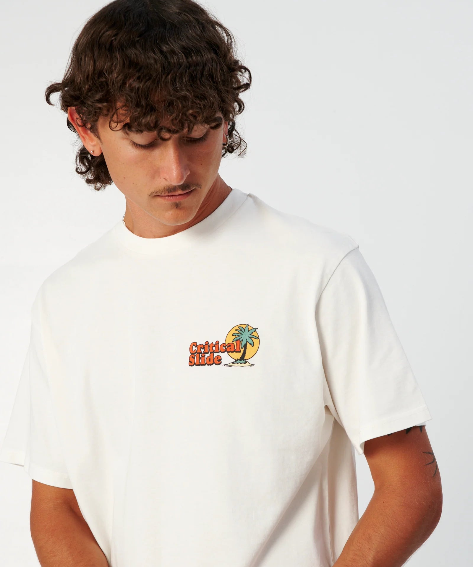 critical-slide-oasis-tee-vintage-white1.webp