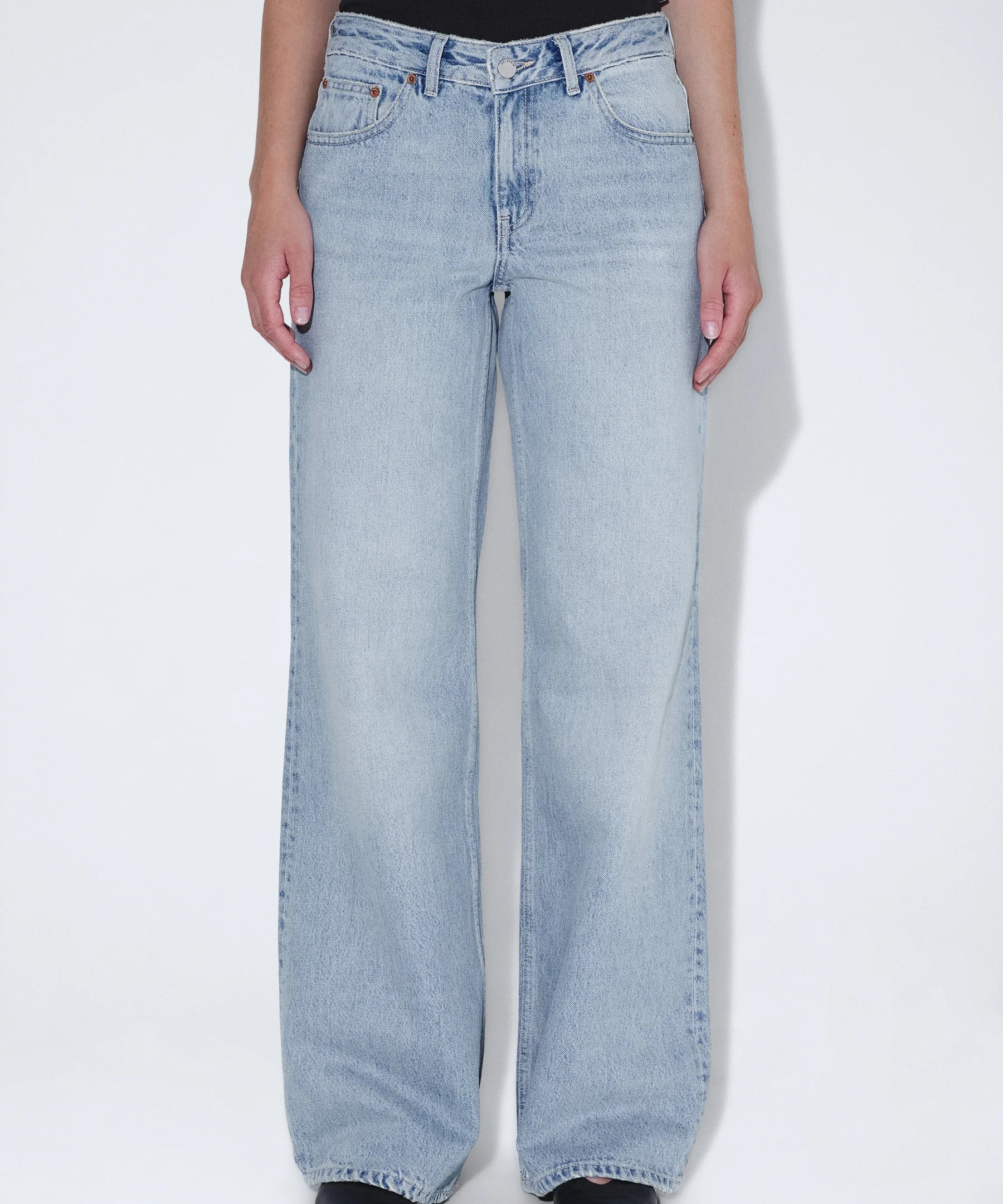 dr-denim-rhue-low-wide-jeans-drift-pale-used1.webp