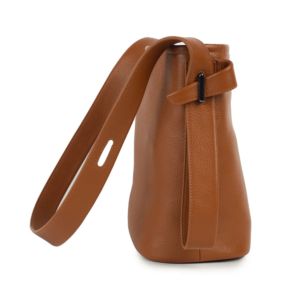 DUSKY ROBIN BROOKE PEBBLED LEATHER BUCKET BAG – PEBBLED TAN