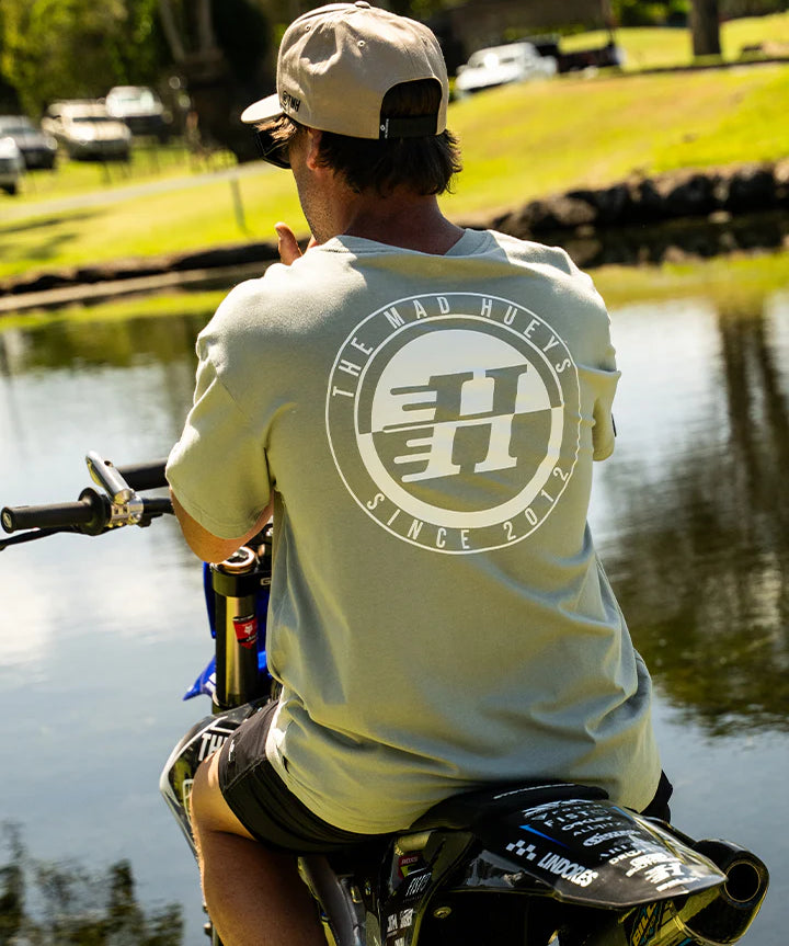h-series-split-ss-tee-faded-dust.webp