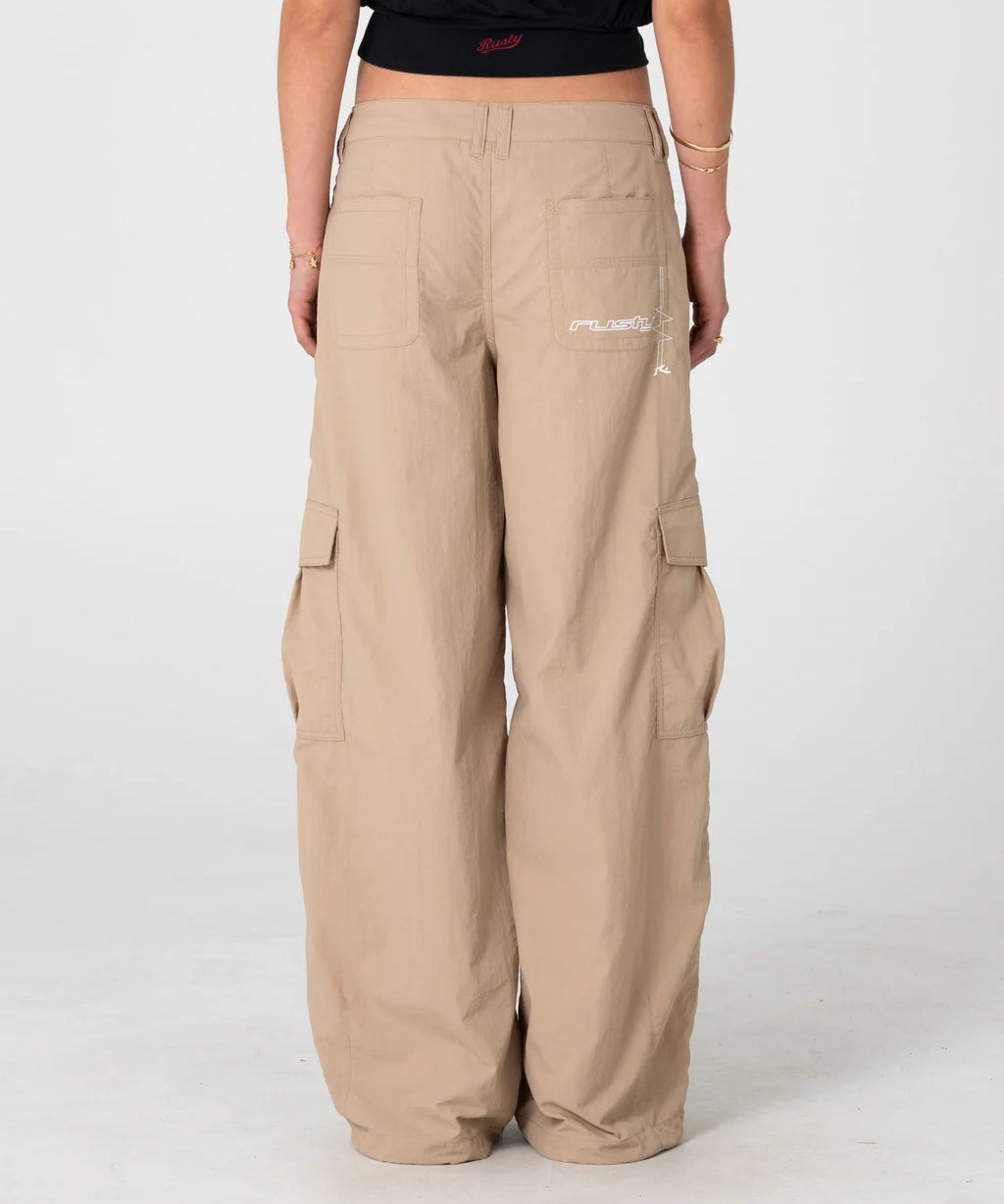 melrose-low-rise-cargo-pant1.webp