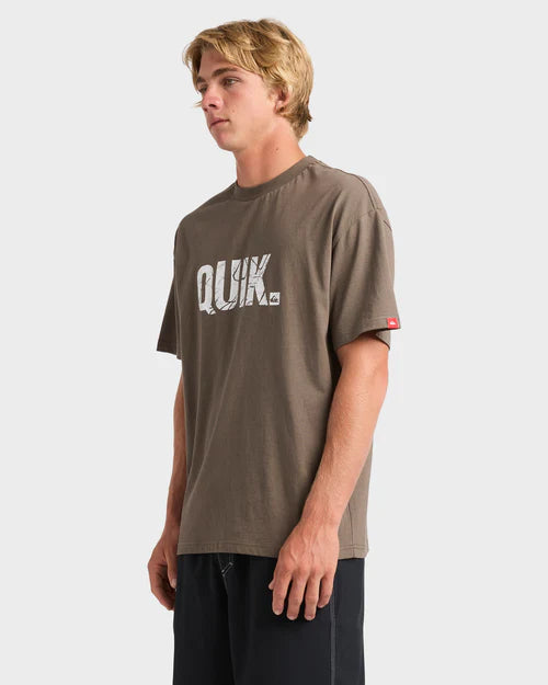 QUIKSILVER BASEMENT T-SHIRT – MENS SURF GRAPHIC SHORT SLEEVE TEE IN MAJOR BROWN