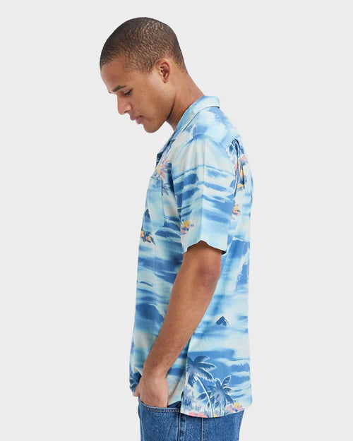 QUIKSILVER BEACH CLUB SHORT SLEEVE SHIRT – MENS TROPICAL BUTTON-UP HORIZON BLUE