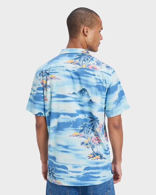 QUIKSILVER BEACH CLUB SHORT SLEEVE SHIRT – MENS TROPICAL BUTTON-UP HORIZON BLUE