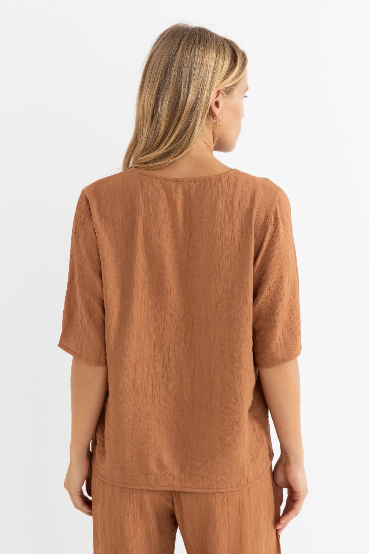 RHYTHM AIRLIE SHORT SLEEVE TOP – OVERSIZED TEXTURED TIE FRONT SHIRT – ALMOND