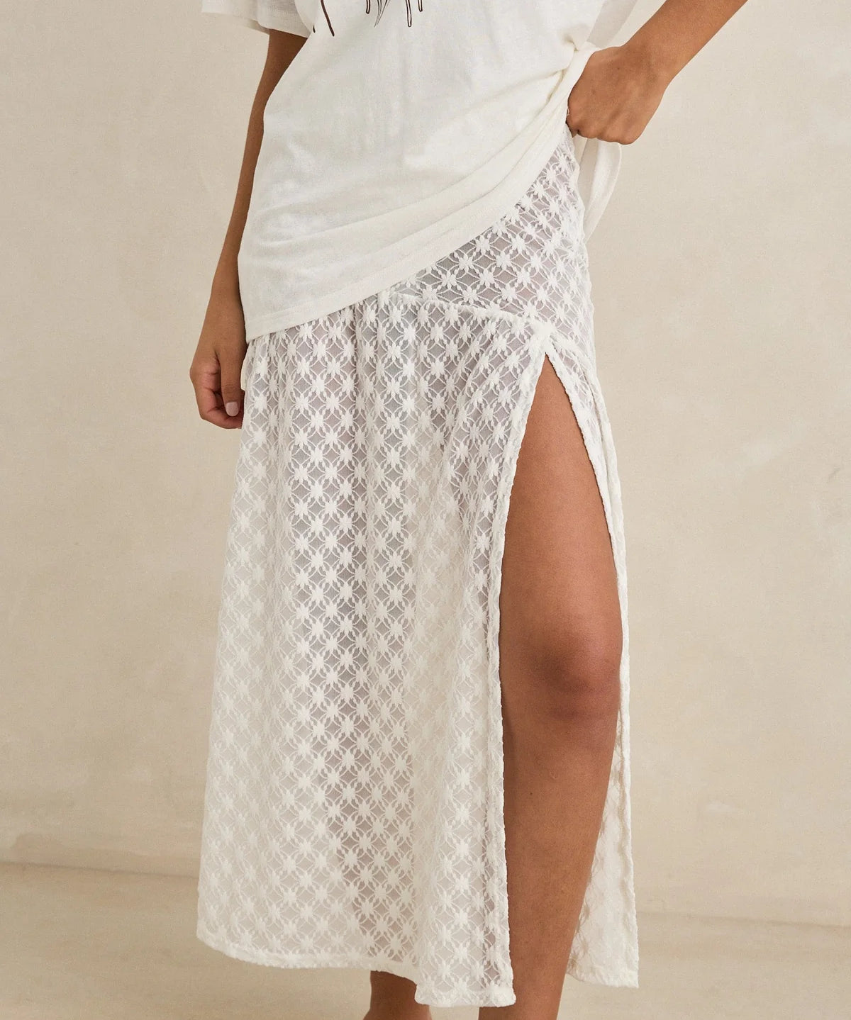 rhythm-gigi-lace-maxi-skirt-white2.webp
