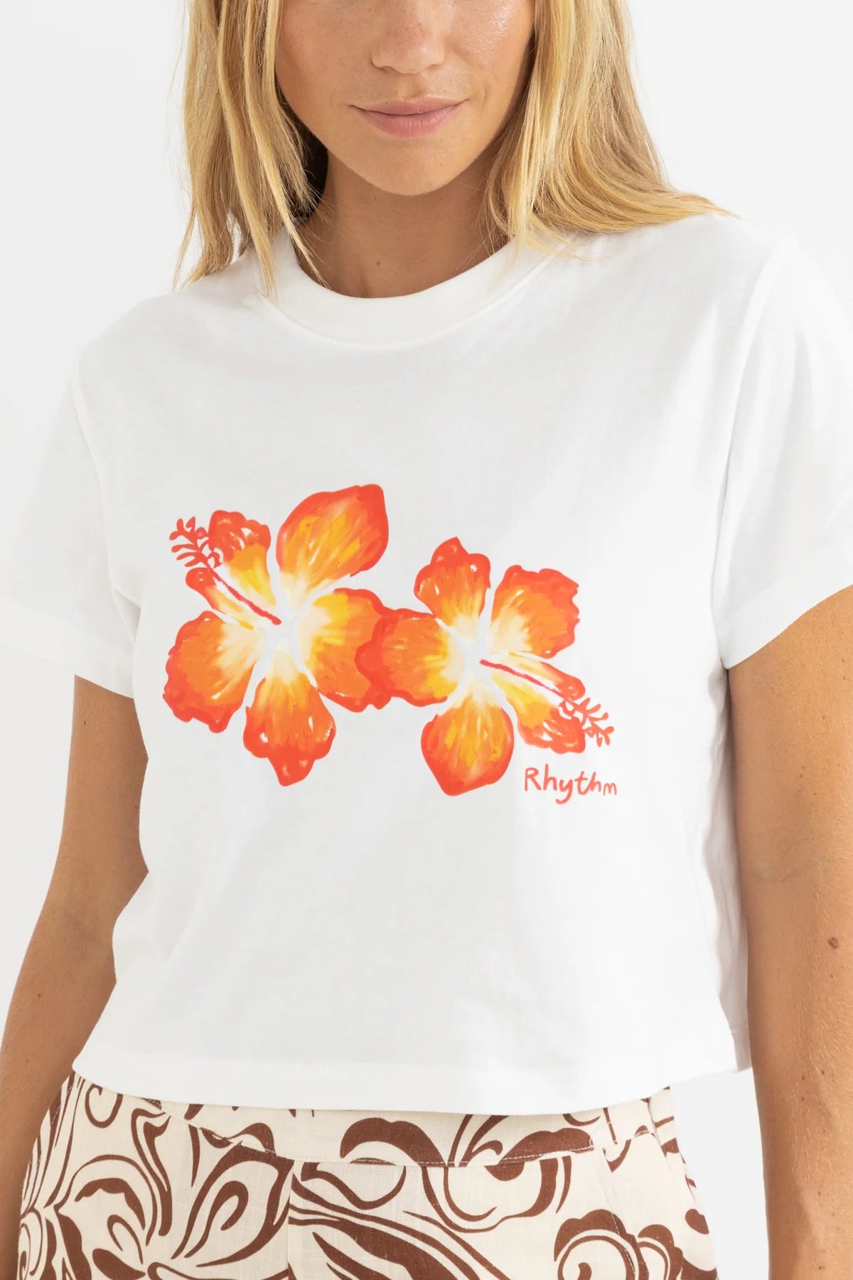 RHYTHM HIBISCUS FLORAL CROP CREW TEE – SLIM FIT CROPPED GRAPHIC TEE – WHITE