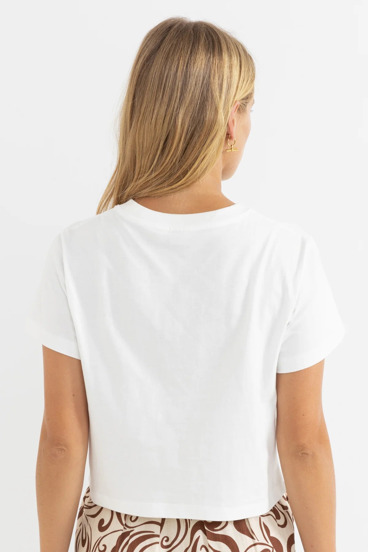 RHYTHM HIBISCUS FLORAL CROP CREW TEE – SLIM FIT CROPPED GRAPHIC TEE – WHITE