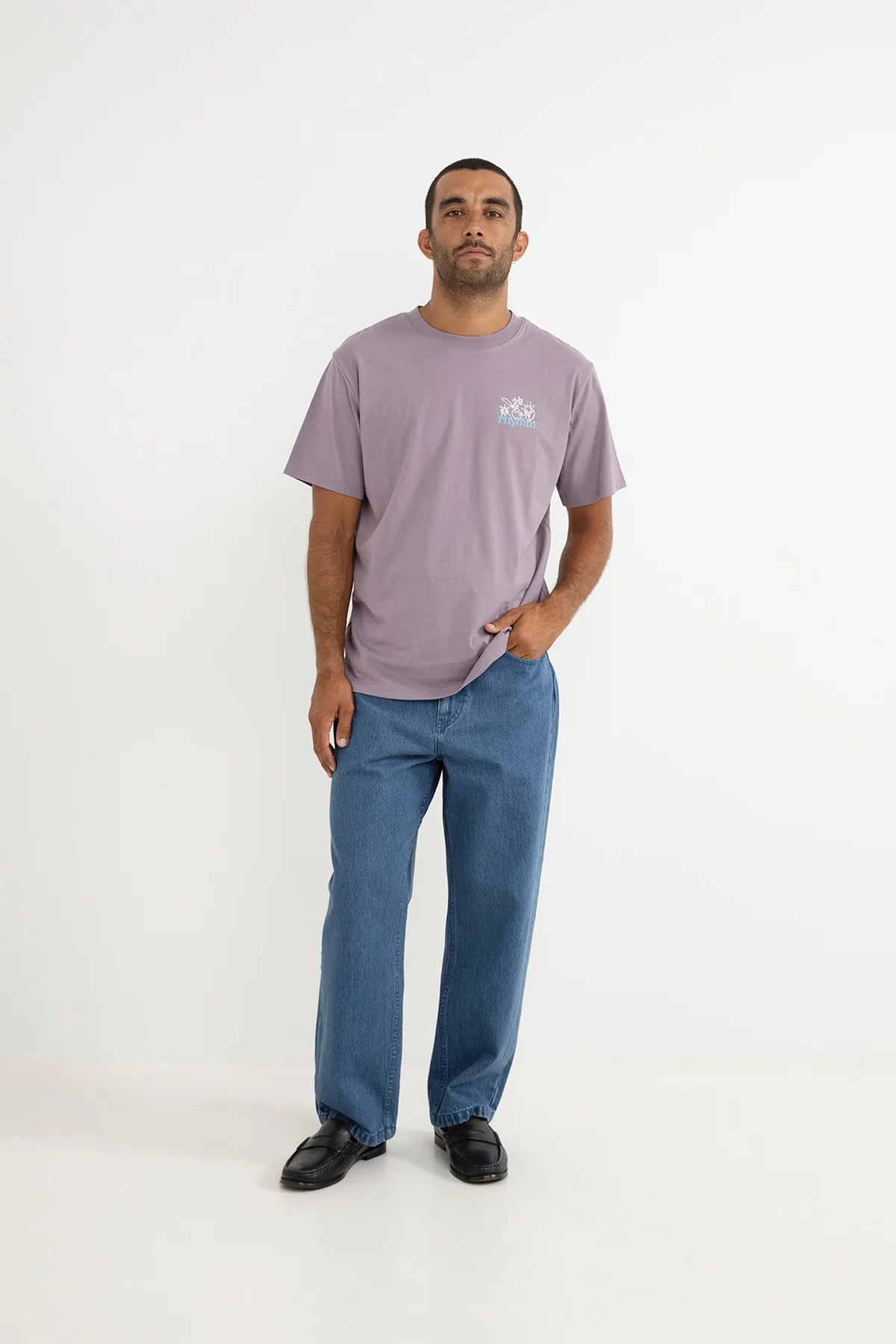 RHYTHM OLD GROWTH LIVIN SS T-SHIRT – RELAXED VINTAGE WASH GRAPHIC TEE – PLUM