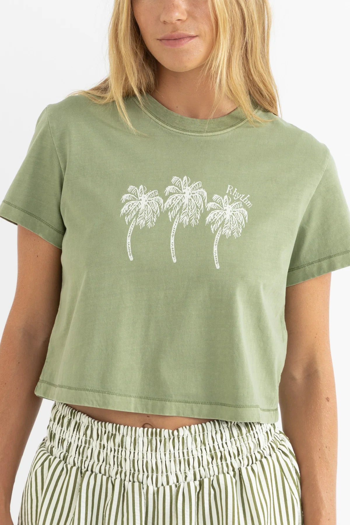 RHYTHM PALMS CROP CREW TEE – SLIM FIT CROPPED SHORT SLEEVE GRAPHIC TEE – PALM