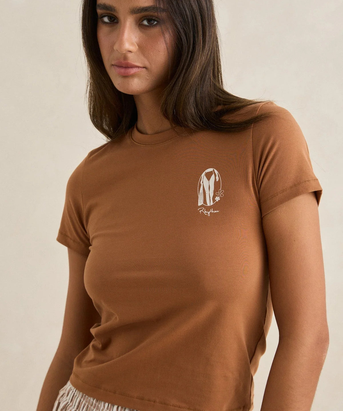 rhythm-sunny-everyday-tee-chocolate1.webp