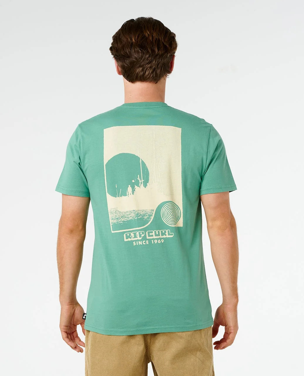 RIP CURL ARTIST OF THE SEARCH SAILBOAT STANDARD TEE – LEAF GREEN
