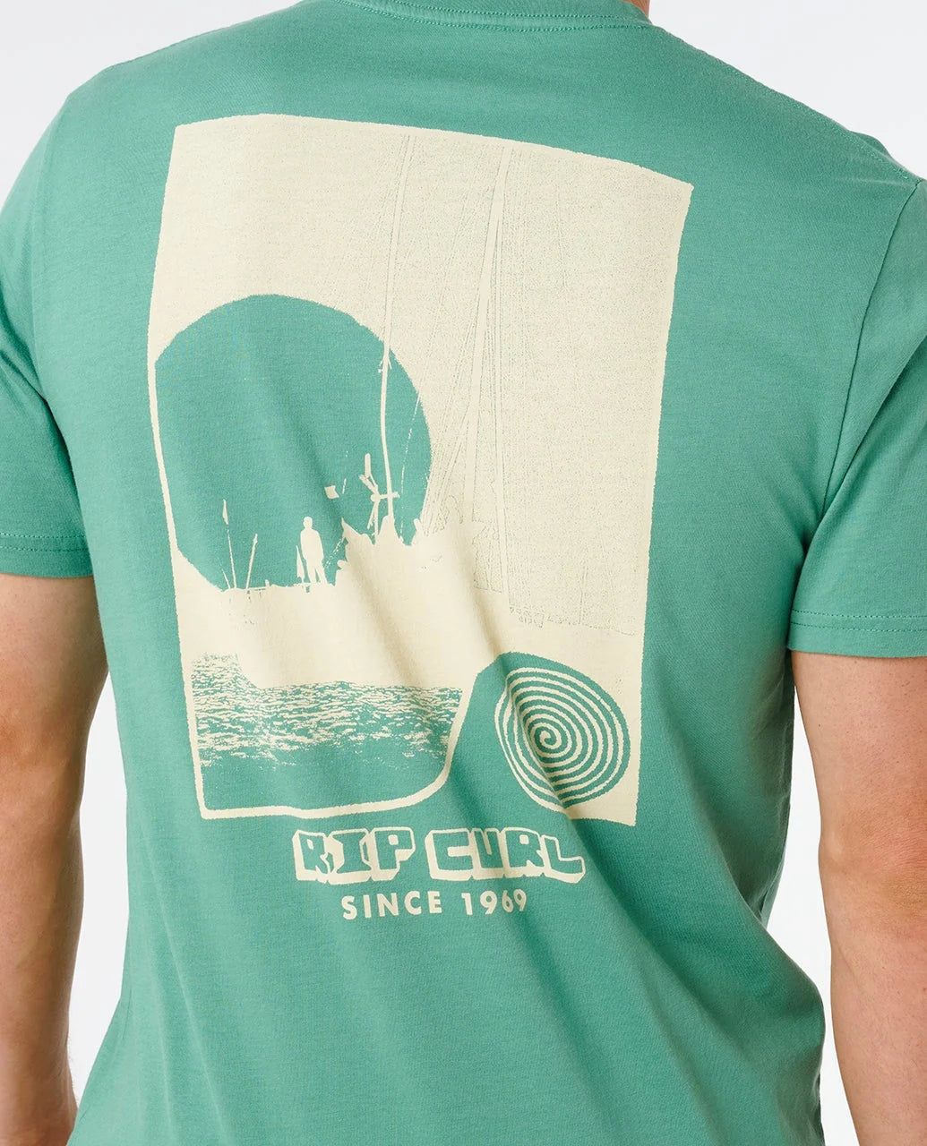 RIP CURL ARTIST OF THE SEARCH SAILBOAT STANDARD TEE – LEAF GREEN