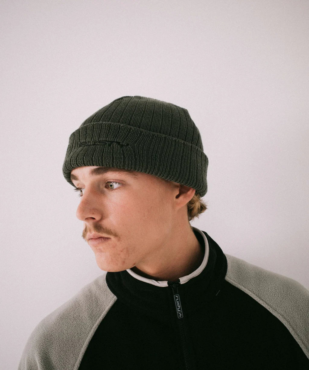 rusty-bones-reversible-beanie-black3.webp