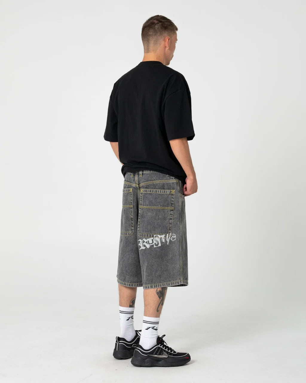 RUSTY DR. DOT GRAPHIC TEE – BLACK
