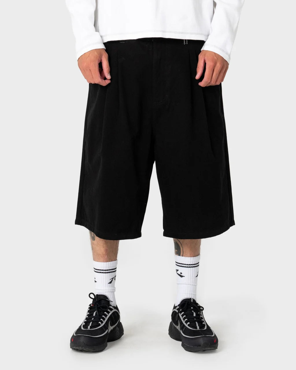 RUSTY ENIGMA PLEATED SHORT – BLACK