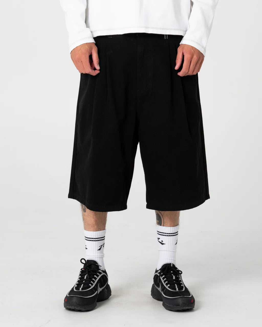 RUSTY ENIGMA PLEATED SHORT – BLACK