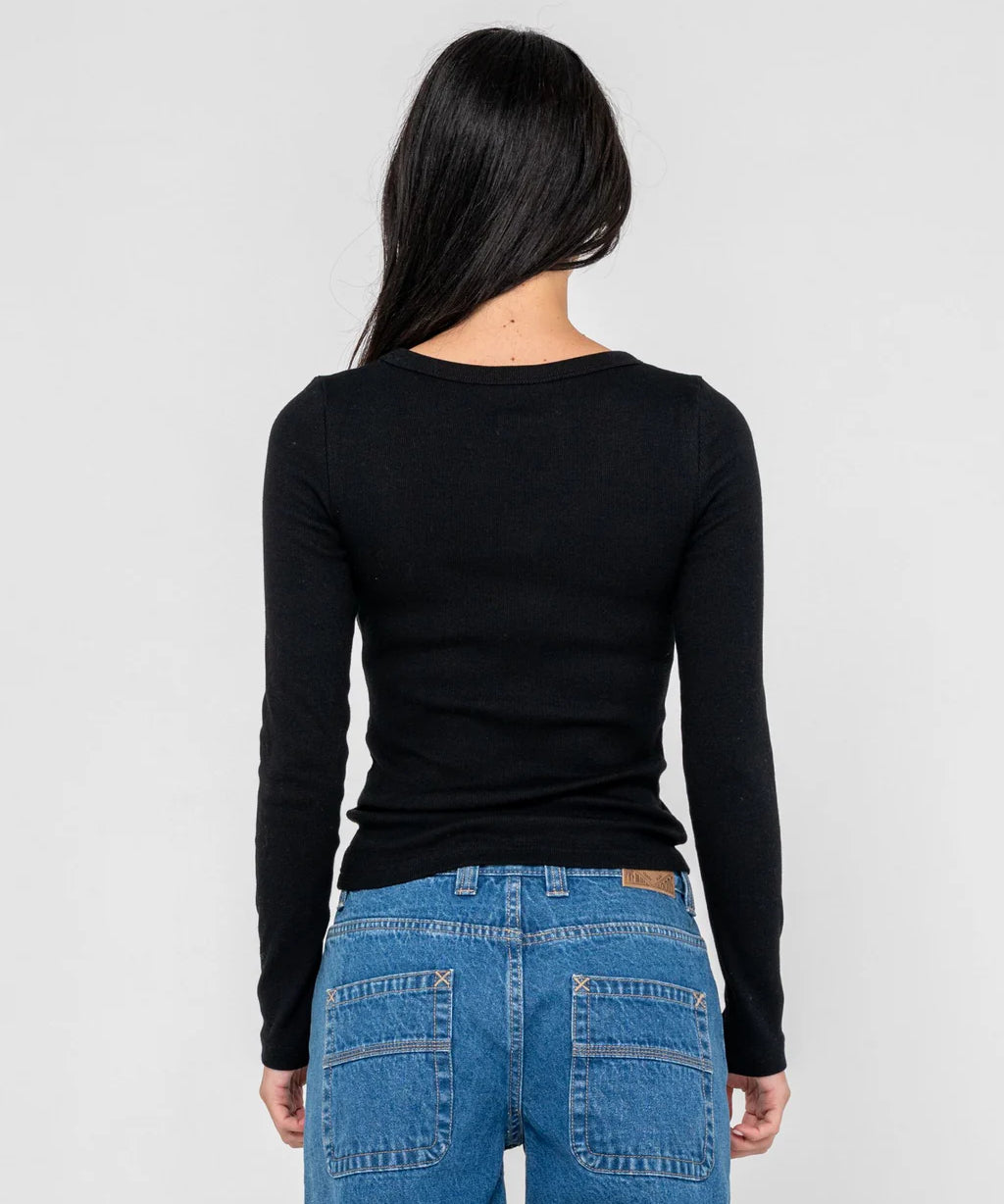 rusty-essentials-long-sleeve-tee-black1.webp